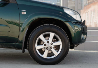 Подержанный автомобиль Toyota RAV4 2004 года (9 фото)