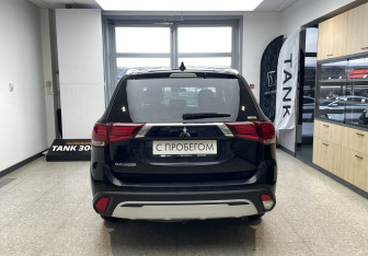 Подержанный автомобиль Mitsubishi Outlander 2021 года (6 фото)