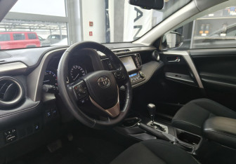Подержанный автомобиль Toyota RAV4 2018 года (7 фото)