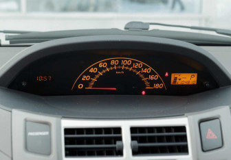 Подержанный автомобиль Toyota Vitz 2009 года (12 фото)