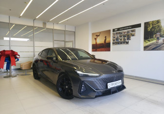 Подержанный автомобиль Changan UNI-V 2023 года (3 фото)