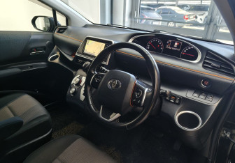 Подержанный автомобиль Toyota Sienta 2021 года (8 фото)