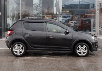 Подержанный автомобиль Renault Sandero 2017 года (4 фото)