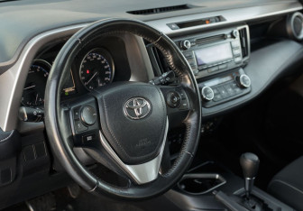 Подержанный автомобиль Toyota RAV4 2018 года (11 фото)