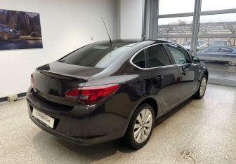 Подержанный автомобиль Opel Astra Sedan 2014 года (4 фото)