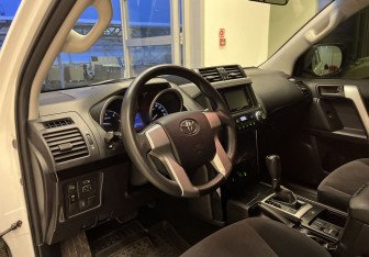 Подержанный автомобиль Toyota Land Cruiser Prado 2016 года (12 фото)