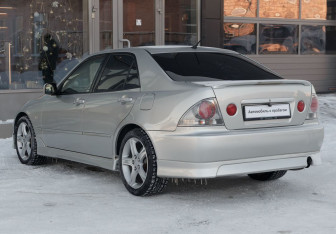 Подержанный автомобиль Toyota Altezza Sedan 2002 года (7 фото)