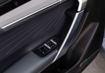 Подержанный автомобиль Geely Atlas 2024 года (17 фото)
