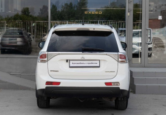 Подержанный автомобиль Mitsubishi Outlander 2013 года (6 фото)