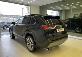 Подержанный автомобиль Toyota RAV4 2021 года (6 фото)