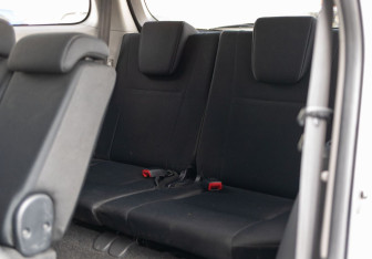 Подержанный автомобиль Toyota Wish Minivan 2011 года (19 фото)