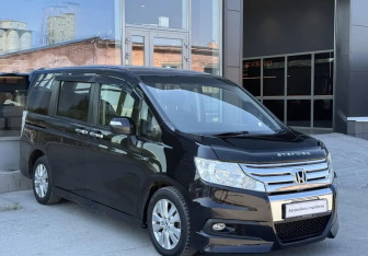 Подержанный автомобиль Honda Stepwgn 2012 года (3 фото)