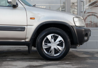 Подержанный автомобиль Honda CR-V 2000 года (9 фото)