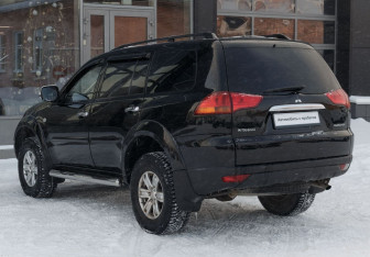 Подержанный автомобиль Mitsubishi Pajero Sport 2010 года (7 фото)