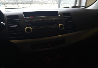 Подержанный автомобиль Mitsubishi Lancer Sedan 2012 года (12 фото)