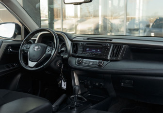 Подержанный автомобиль Toyota RAV4 2018 года (10 фото)