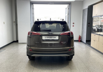 Подержанный автомобиль Toyota RAV4 2017 года (5 фото)