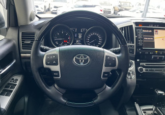 Подержанный автомобиль Toyota Land Cruiser Suv 2012 года (10 фото)
