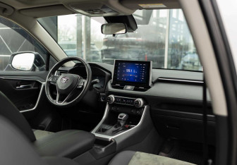 Подержанный автомобиль Toyota RAV4 2023 года (10 фото)