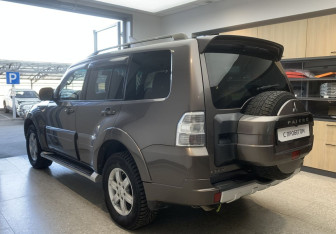 Подержанный автомобиль Mitsubishi Pajero 2012 года (6 фото)