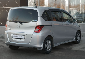 Подержанный автомобиль Honda Freed 2010 года (5 фото)