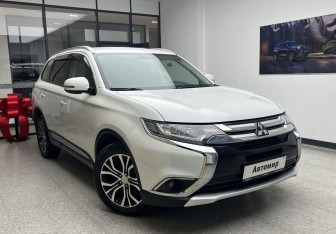 Подержанный автомобиль Mitsubishi Outlander 2015 года (3 фото)