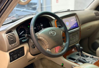 Подержанный автомобиль Toyota Land Cruiser Suv 2007 года (7 фото)