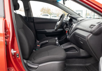 Подержанный автомобиль Kia Rio Sedan 2012 года (18 фото)