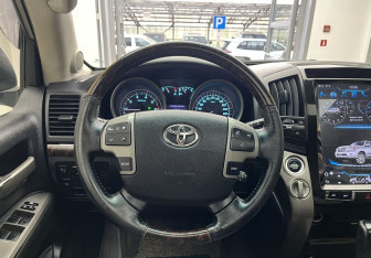 Подержанный автомобиль Toyota Land Cruiser Suv 2008 года (11 фото)