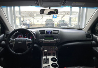 Подержанный автомобиль Toyota Highlander 2013 года (13 фото)