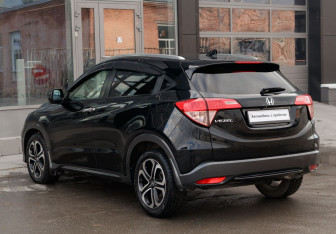 Подержанный автомобиль Honda Vezel 2014 года (7 фото)