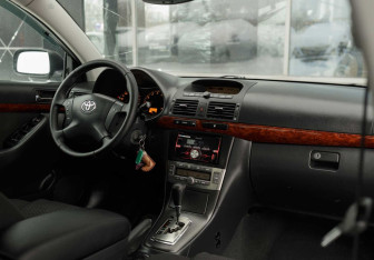 Подержанный автомобиль Toyota Avensis Sedan 2005 года (10 фото)