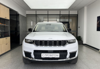Подержанный автомобиль Jeep Grand Cherokee 2022 года (2 фото)
