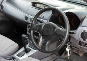 Подержанный автомобиль Nissan Avenir 2001 года (11 фото)