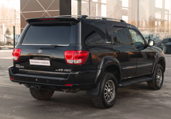 Подержанный автомобиль Toyota Sequoia 2004 года (5 фото)