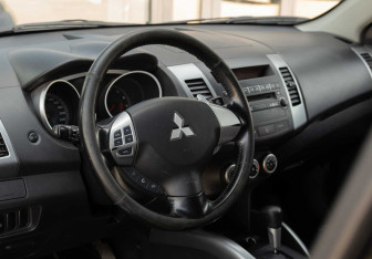 Подержанный автомобиль Mitsubishi Outlander 2008 года (11 фото)