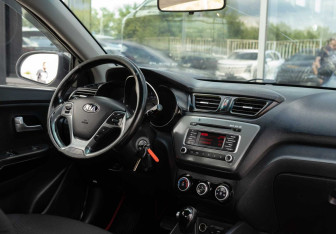 Подержанный автомобиль Kia Rio Sedan 2015 года (10 фото)