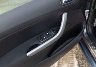 Подержанный автомобиль Peugeot 408 2012 года (17 фото)