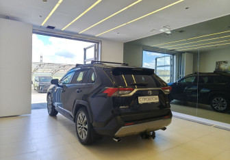 Подержанный автомобиль Toyota RAV4 2021 года (6 фото)