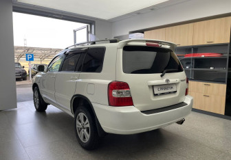 Подержанный автомобиль Toyota Kluger 2001 года (8 фото)