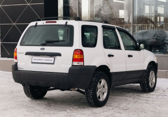 Подержанный автомобиль Ford Escape 2005 года (5 фото)