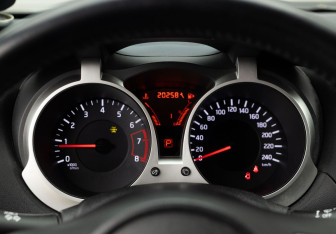 Подержанный автомобиль Nissan Juke 2011 года (12 фото)