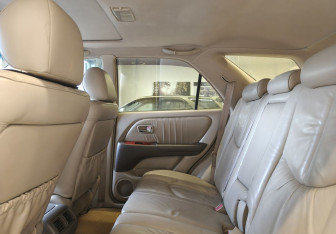 Подержанный автомобиль Lexus RX 2001 года (12 фото)