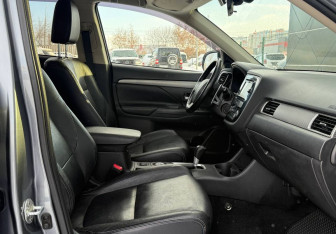 Подержанный автомобиль Mitsubishi Outlander 2012 года (20 фото)