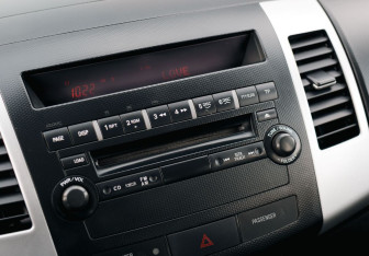 Подержанный автомобиль Mitsubishi Outlander 2007 года (14 фото)