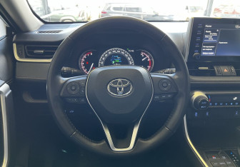 Подержанный автомобиль Toyota RAV4 2021 года (10 фото)