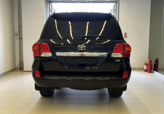 Подержанный автомобиль Toyota Land Cruiser Suv 2012 года (5 фото)