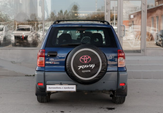 Подержанный автомобиль Toyota RAV4 2001 года (6 фото)