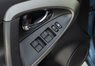 Подержанный автомобиль Toyota RAV4 2011 года (18 фото)