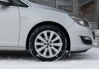 Подержанный автомобиль Opel Astra Hatchback 2014 года (9 фото)